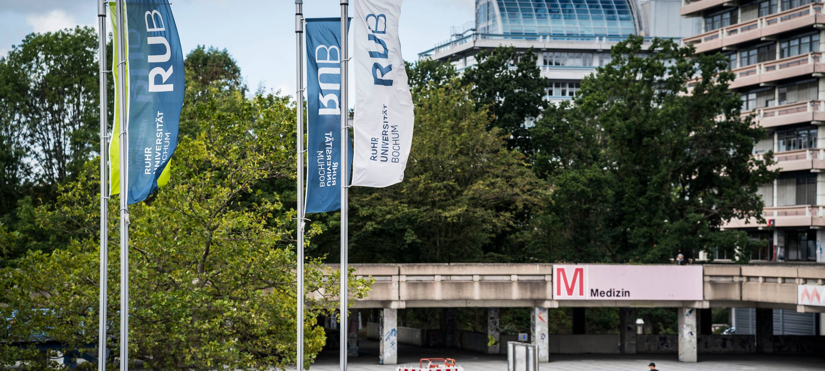Mann geht über den leeren Campus der RUB
