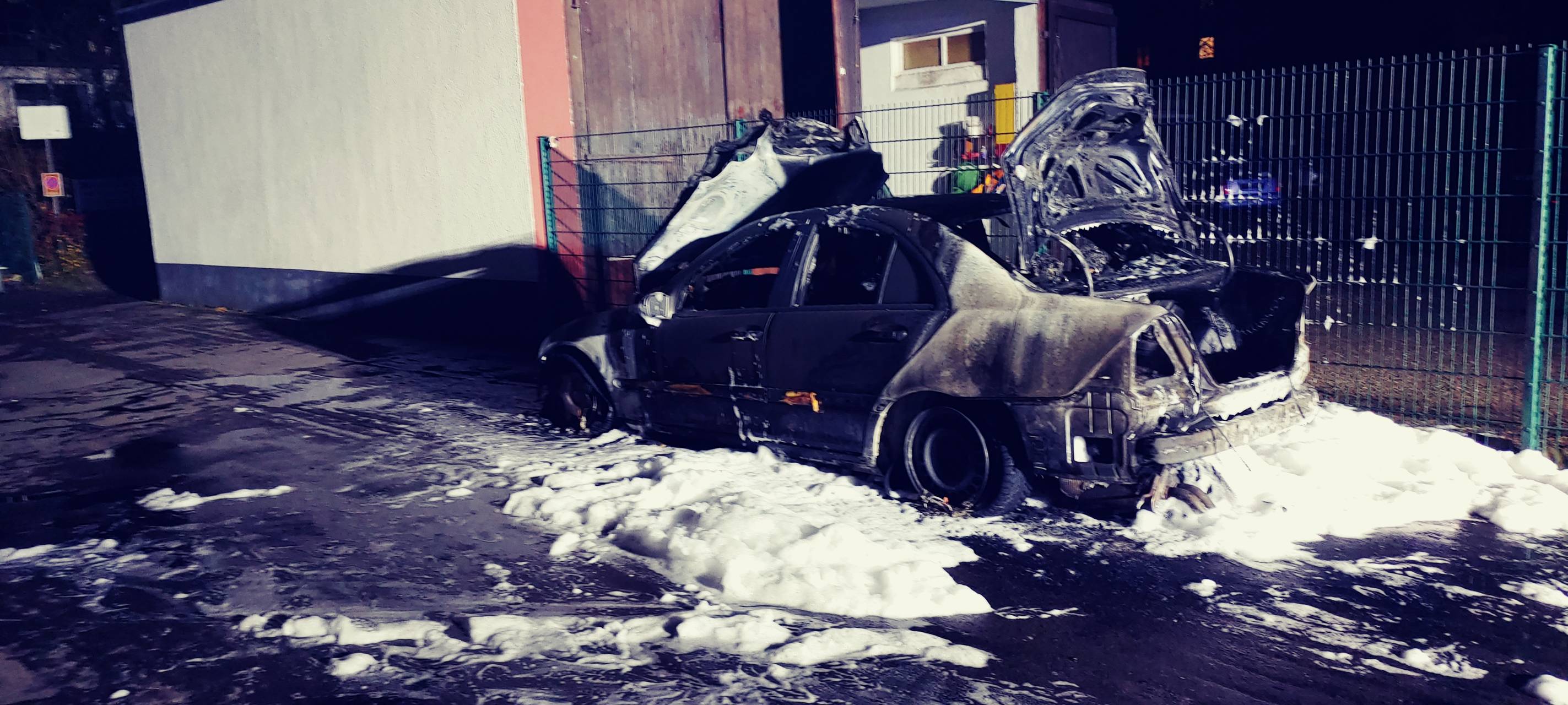 Bochum Innenstadt: Zwei Autos brennen