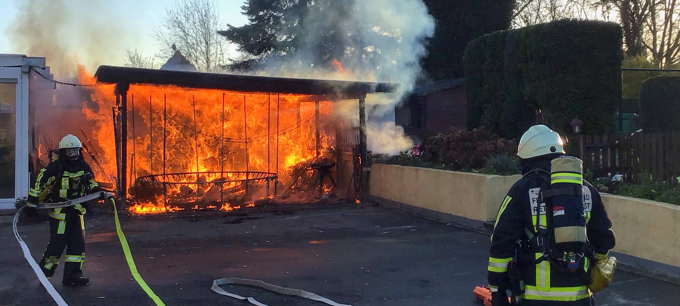 Carport in Bochum brennt lichterloh