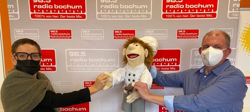 (v.l.) Moderatorin Katja Leistenschneider, Puppe Karl und Konditor Jo Blume