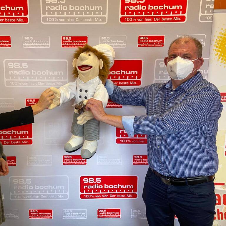 (v.l.) Moderatorin Katja Leistenschneider, Puppe Karl und Konditor Jo Blume