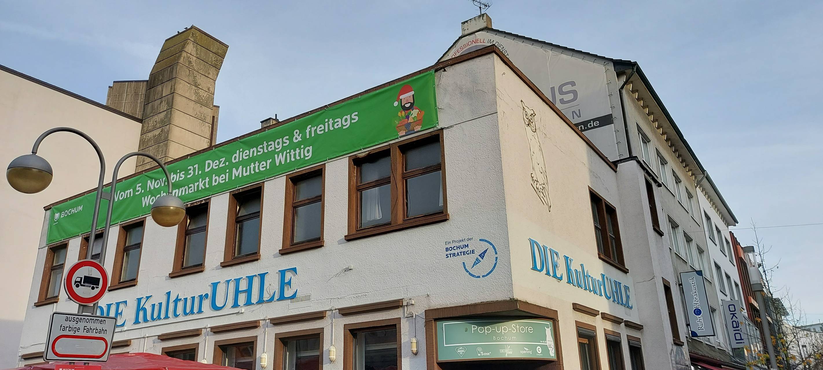 Graues Gebäude mit der Aufschrift KulturUhle