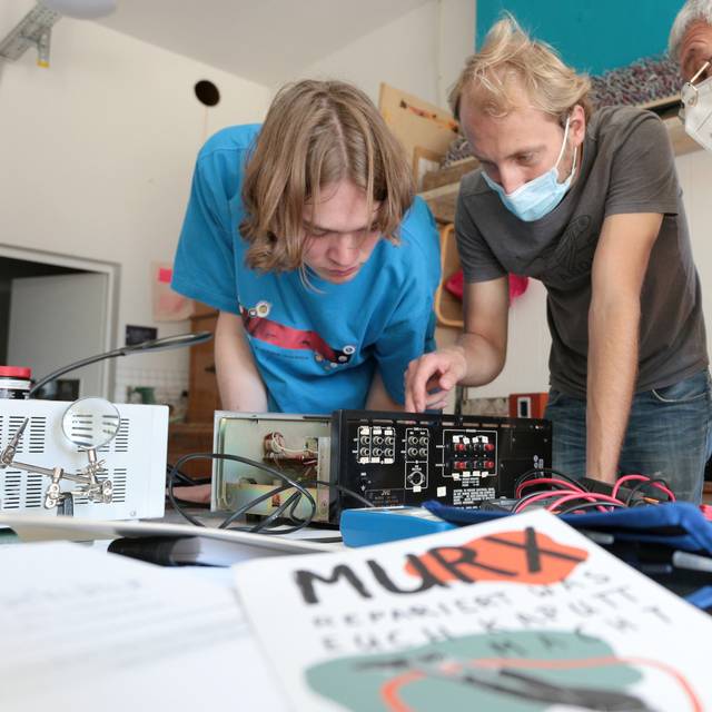 Jugendliche aus Bochum reparieren alte Elektrogeräte