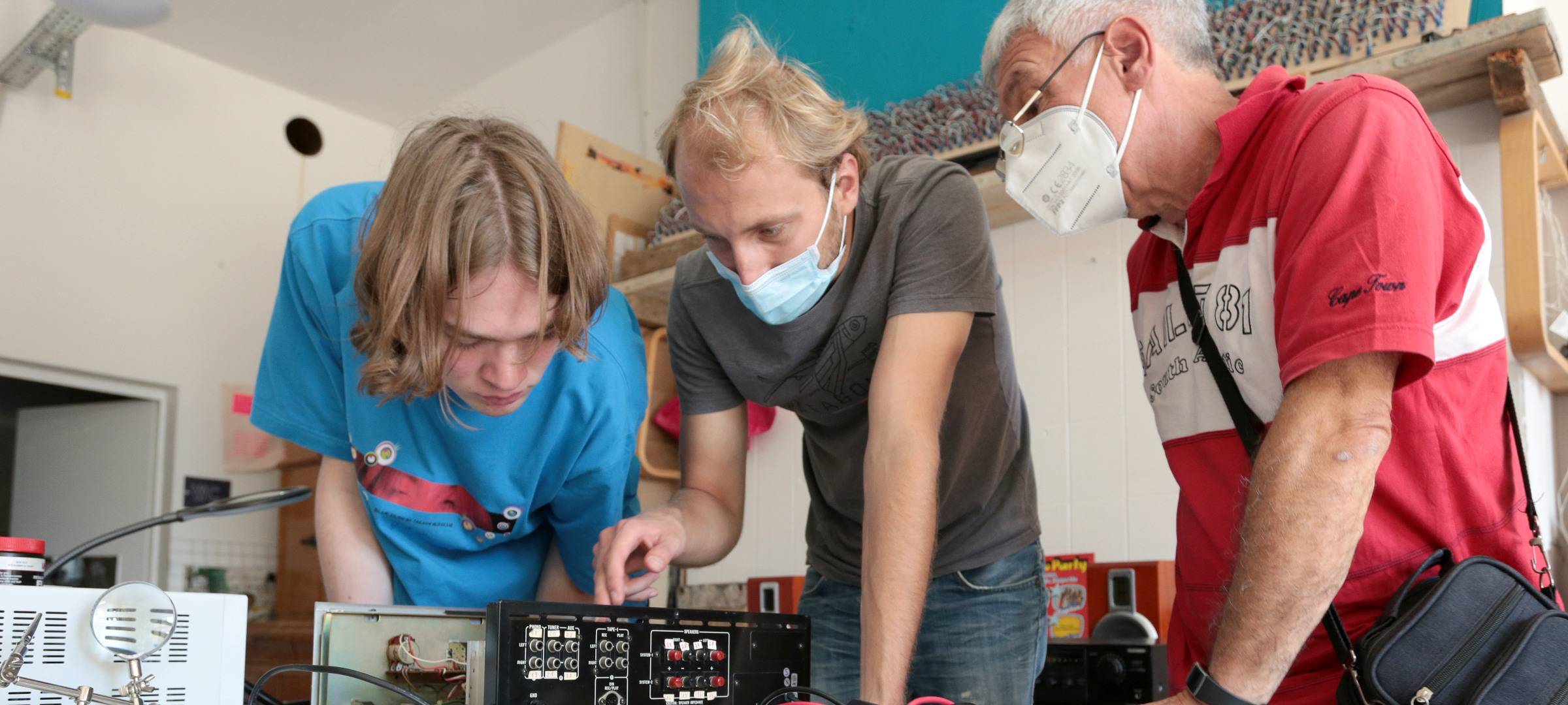 Jugendliche aus Bochum reparieren alte Elektrogeräte