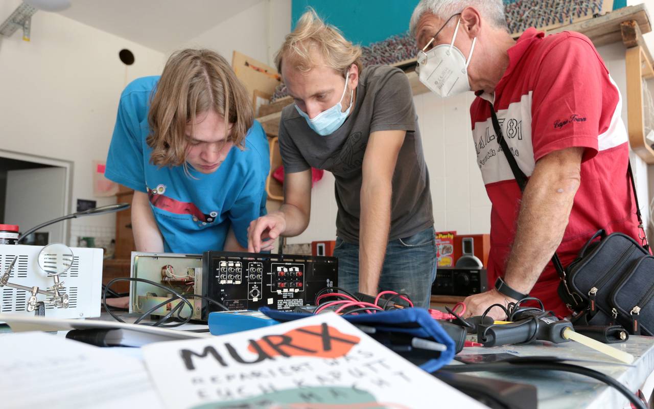 Jugendliche aus Bochum reparieren alte Elektrogeräte