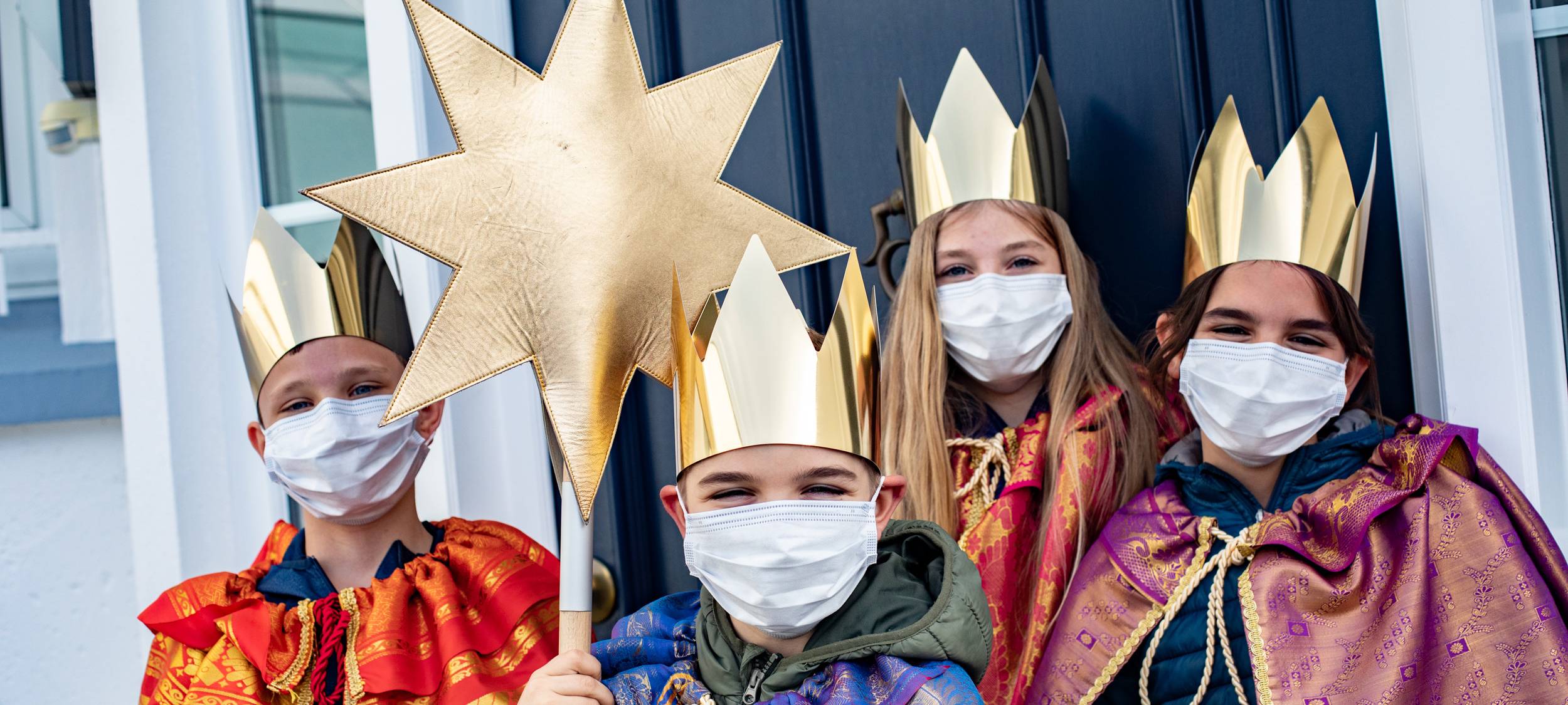 Sternsinger haben den Segen an die Tür geschrieben