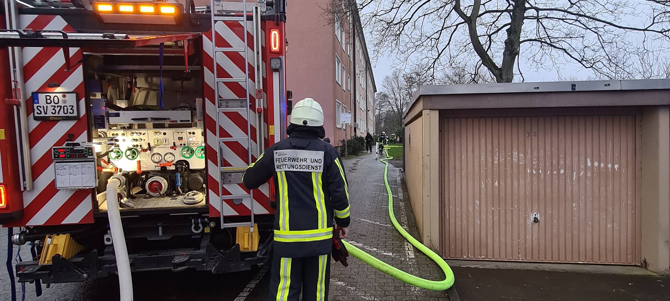 Feuerwehr löscht Wohnungsbrand