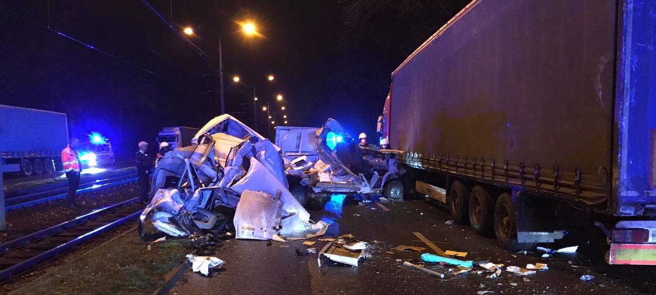 Kleintransporter stößt mit geparktem LKW zusammen