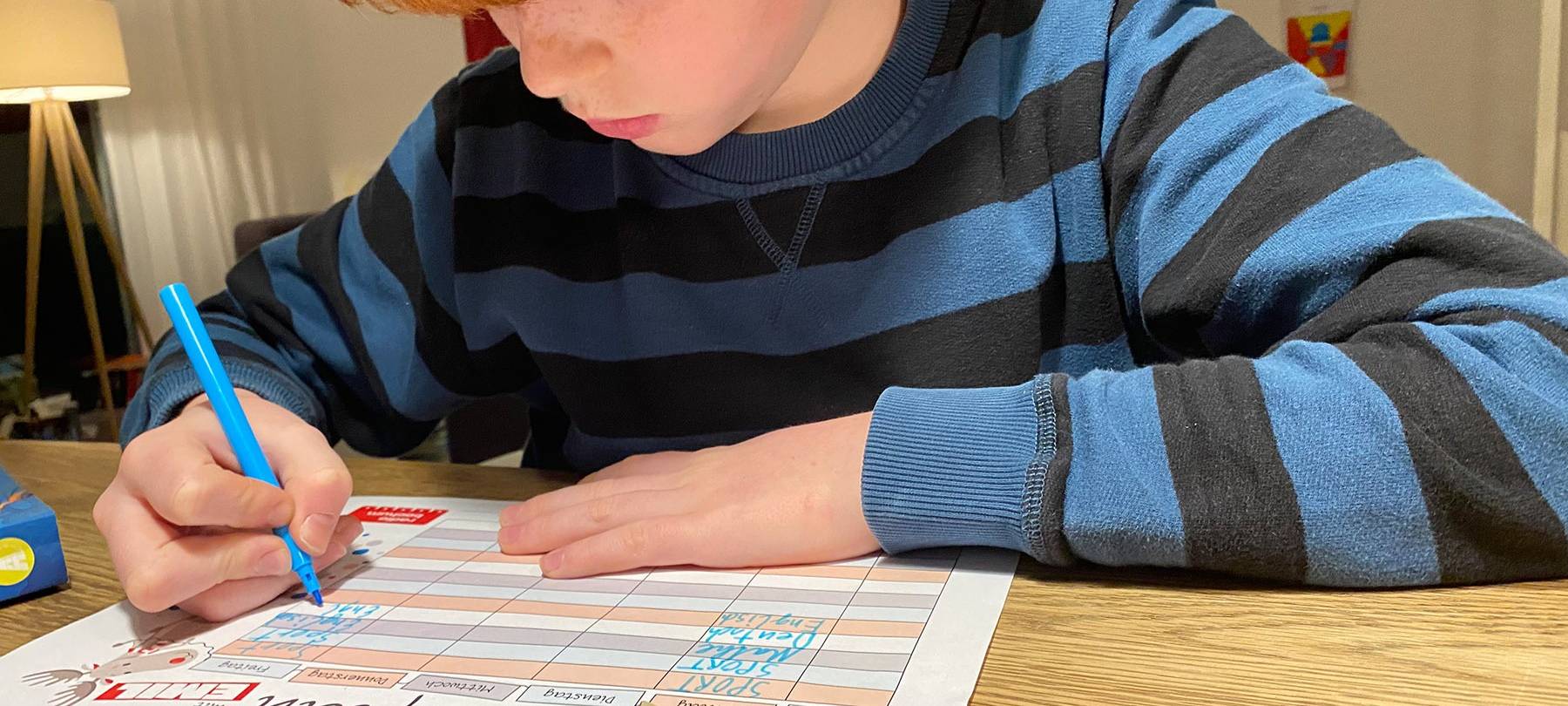 Junge füllt Stundenplan aus