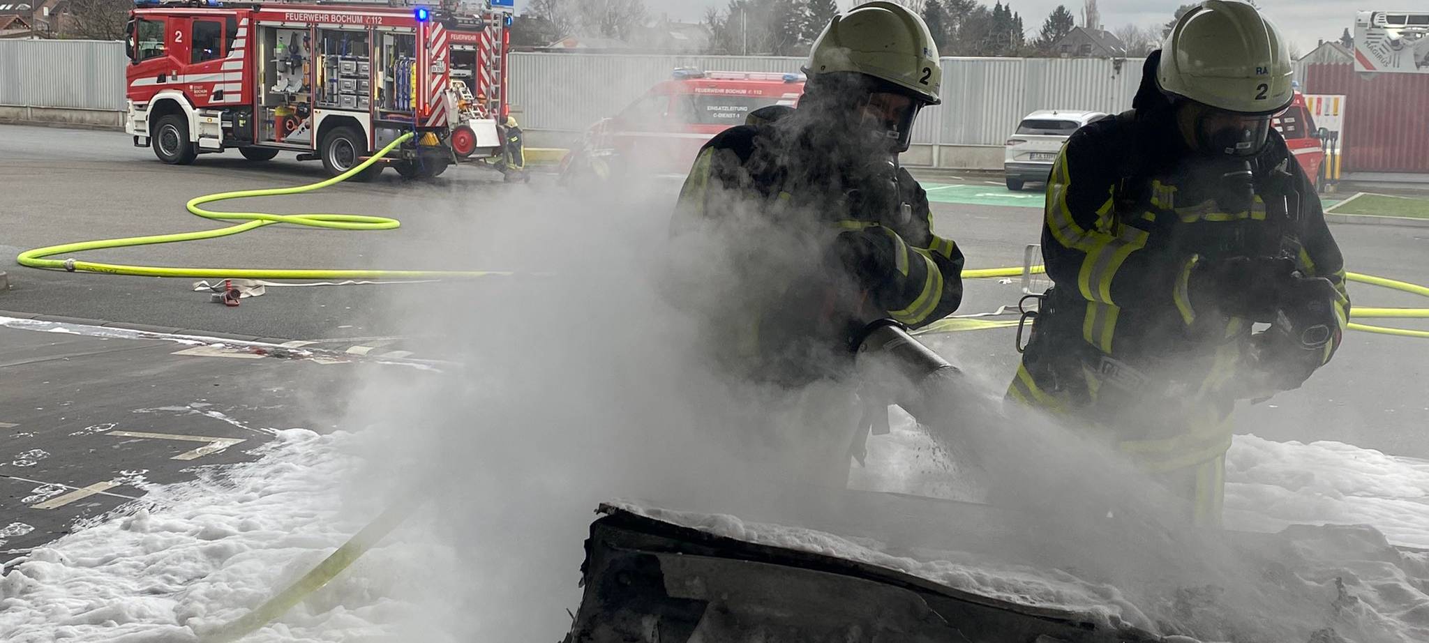 Zwei Feuerwehrleute aus Bochum im Einsatz