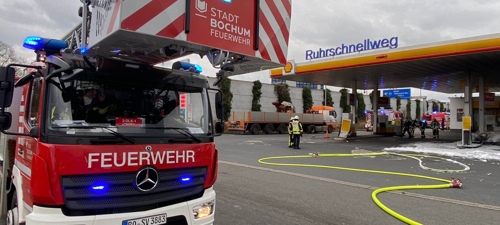 Feuerwehr Bochum im Einsatz an A40-Tankestelle Ruhrschnellweg