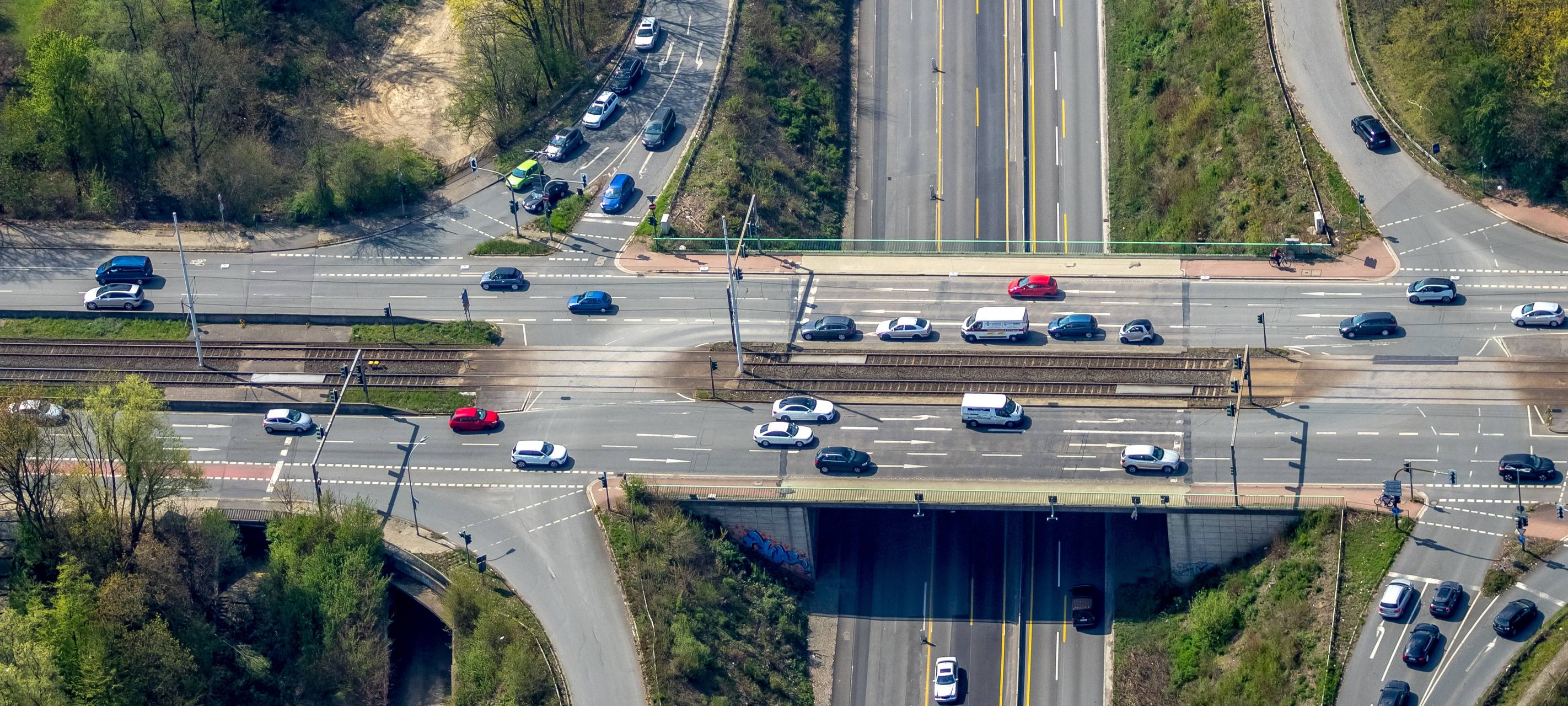 Luftbild der Brücke Universitätsstraße über die A448 in Bochum