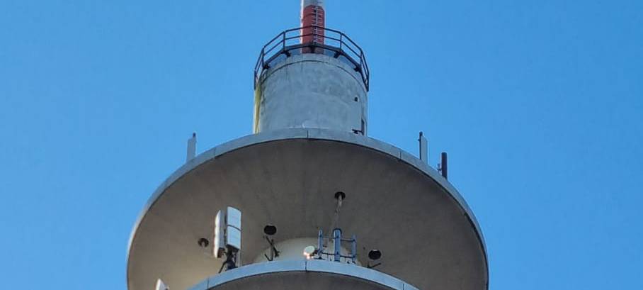 Hoher Mast mit Antennen