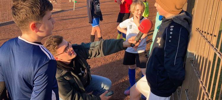 Hier interviewt unser Reporter Elias´ Mitspieler