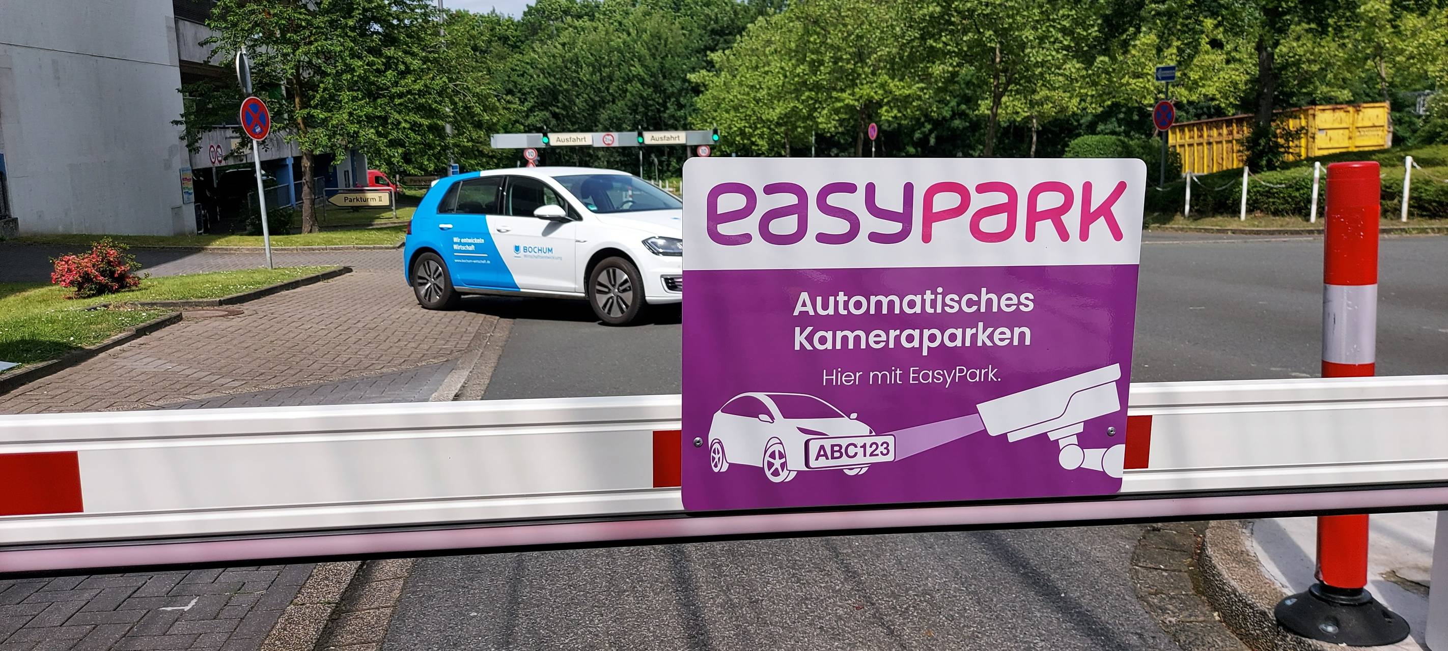 Schild mit lila Aufschrift "EasyPark"