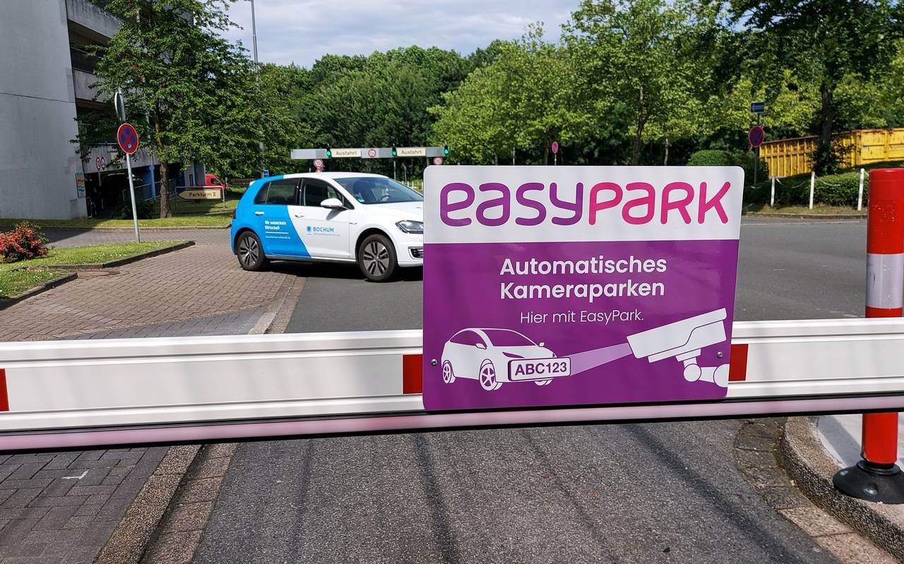 Schild mit lila Aufschrift "EasyPark"