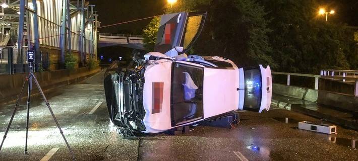 Weißes Auto liegt auf der Seite