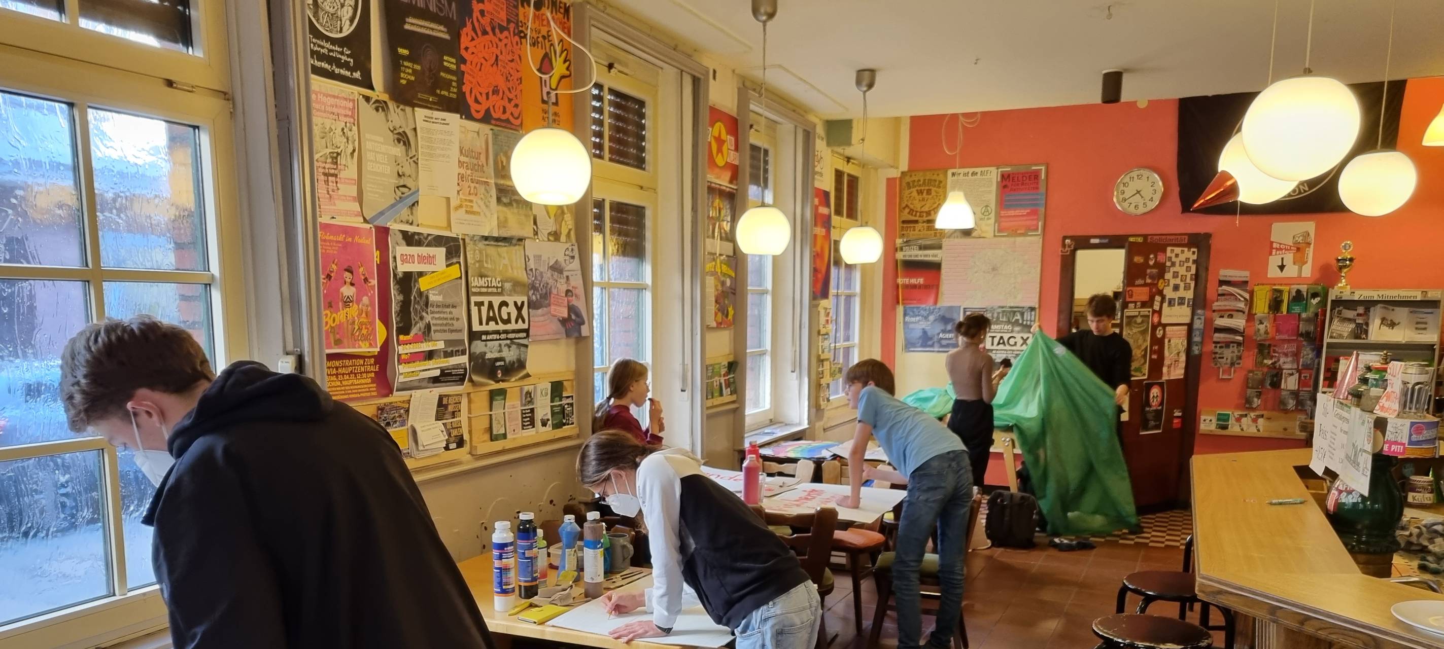 Schülerinnen und Schüler malen Schilder für den Klimastreik.