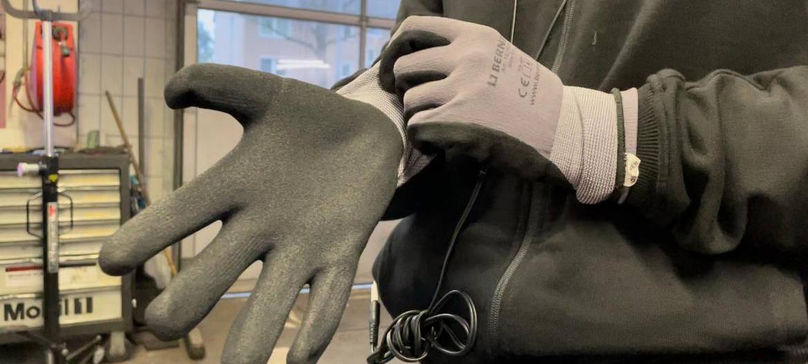 Kira hilft in einer Autowerkstatt in Weitmar aus