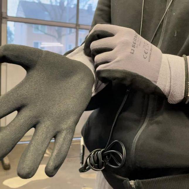 Kira hilft in einer Autowerkstatt in Weitmar aus