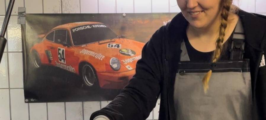 Kira hilft in einer Autowerkstatt in Weitmar aus. Dort hieß es u.a.: Reifenwechsel, Ölstand prüfen und Bremsen checken.