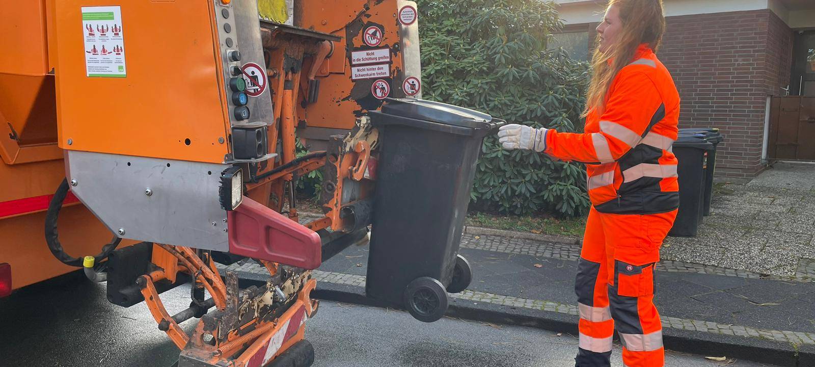 Kira hat die Müllabfuhr des Umweltservices Bochum begleitet und mit angepackt