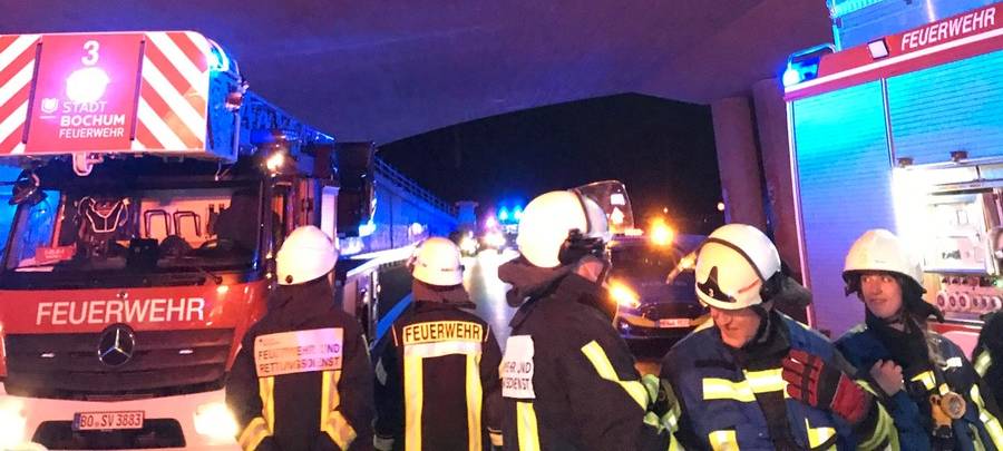 Auto fährt durch Brückengeländer und fällt auf die A448