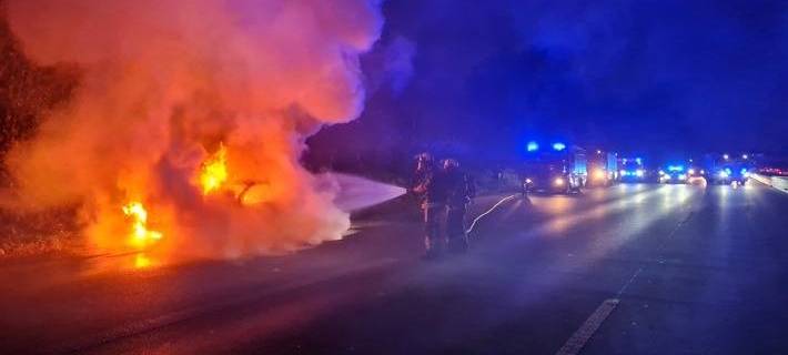 Auto auf A40 in Bochum in Flammen