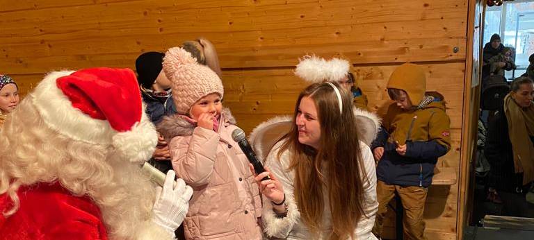 Kira als Weihnachtsengel auf dem Bochumer Weihnachtsmarkt.