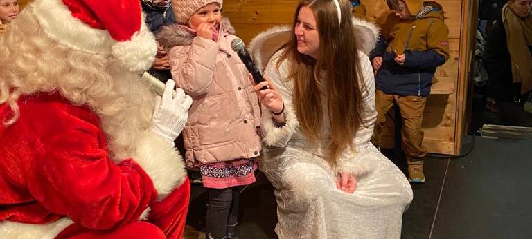 Kira als Weihnachtsengel auf dem Bochumer Weihnachtsmarkt