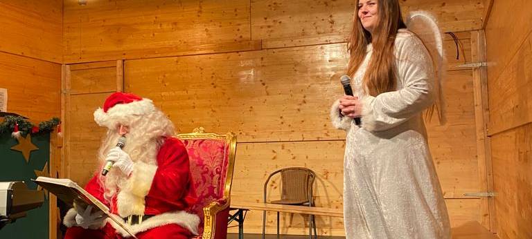 Kira als Weihnachtsengel auf dem Bochumer Weihnachtsmarkt