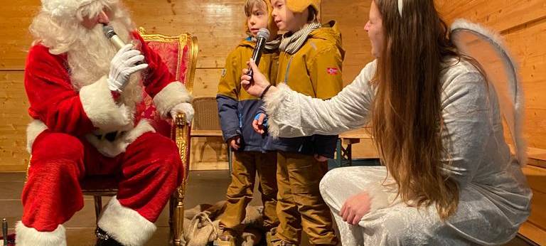 Kira als Weihnachtsengel auf dem Bochumer Weihnachtsmarkt