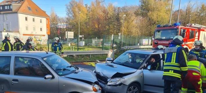 Feuerwehr Bochum: Verkehrsunfall mit drei Autos in Wattenscheid