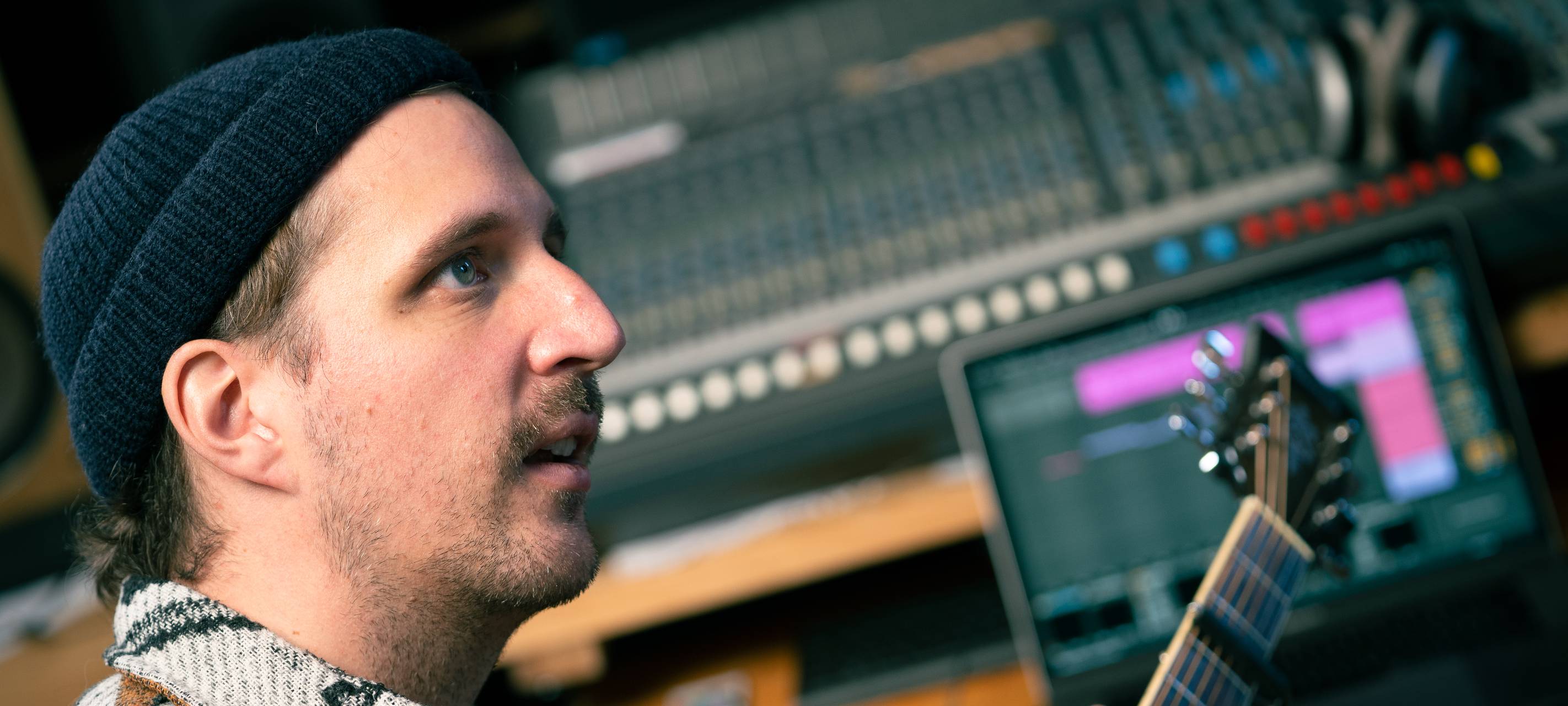MARIUS spielt Gitarre und kümmert sich um den Sound.