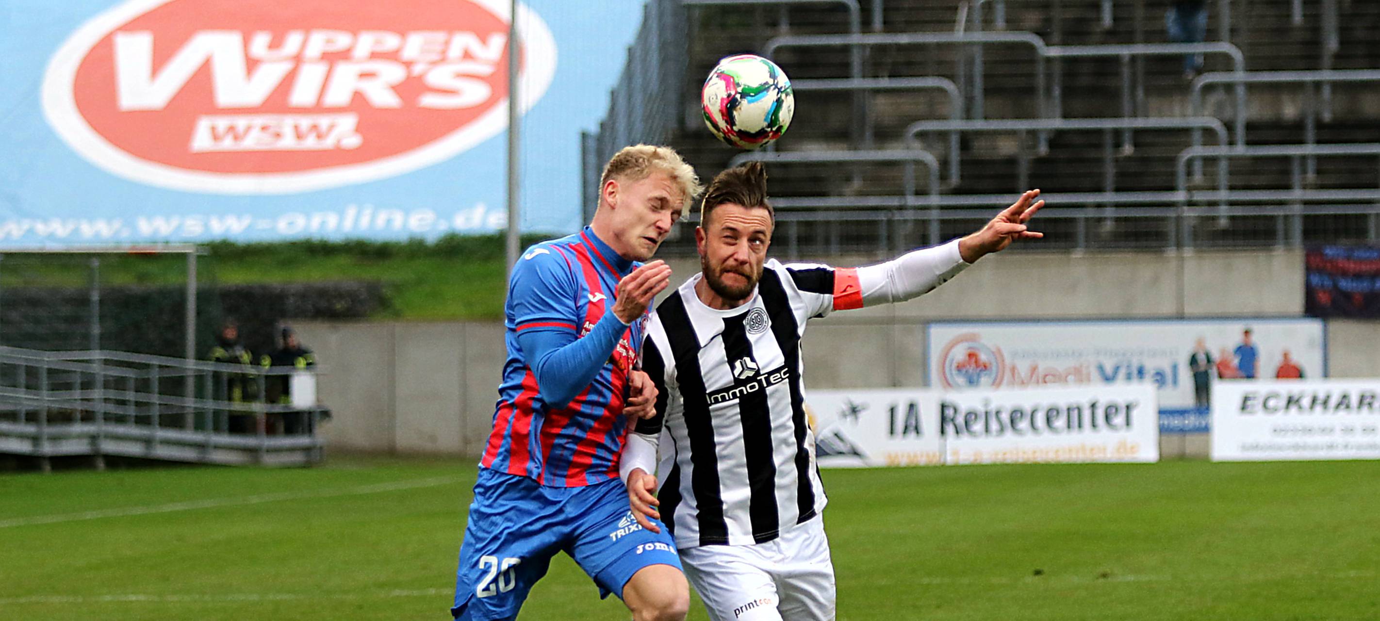 Wuppertaler SV - SG Wattenscheid 09 - links Tobias Peitz (WSV) und Marvin Schurig (Wattenscheid)