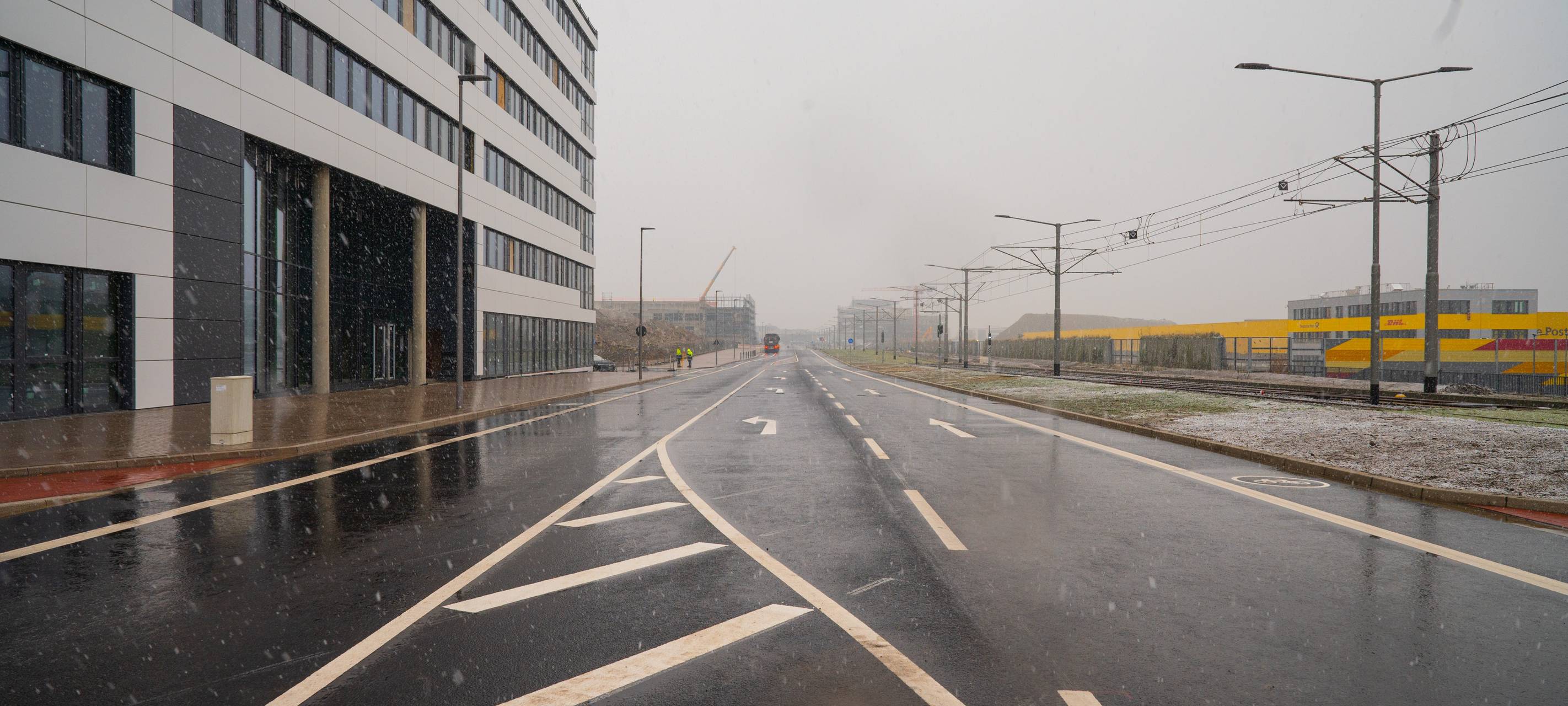 Breite Straße mit Markierungen auf dem Boden