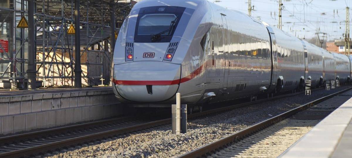 ICE-Zug in einem Bahnhof