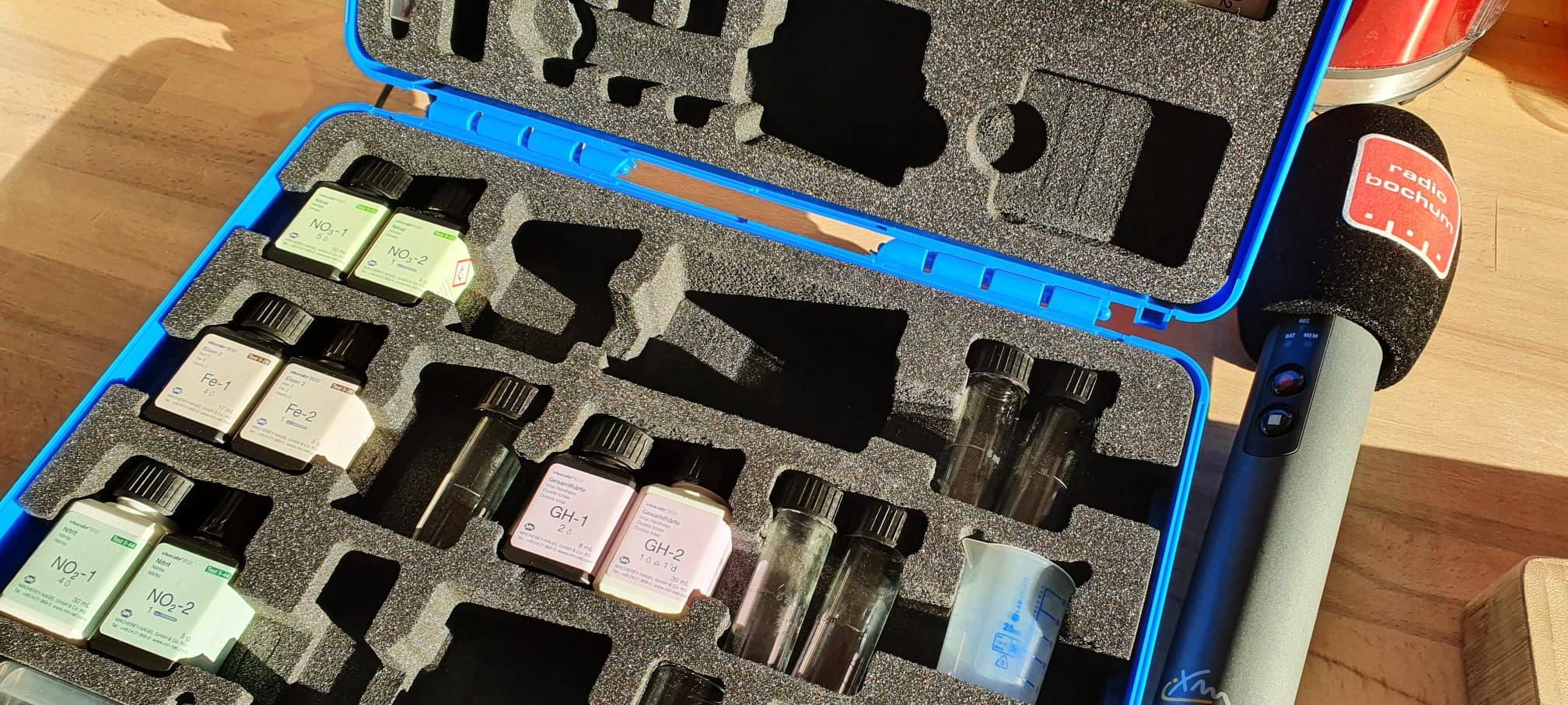 Utensilien zum Wasser Testen: Das bürgerwissenschaftliche Projekt "CS:iDrop" geht in eine nächste Runde. Bochumerinnen und Bochumern testen da unter Anleitung das Wasser, das bei ihnen zuhause aus dem Hahn kommt.