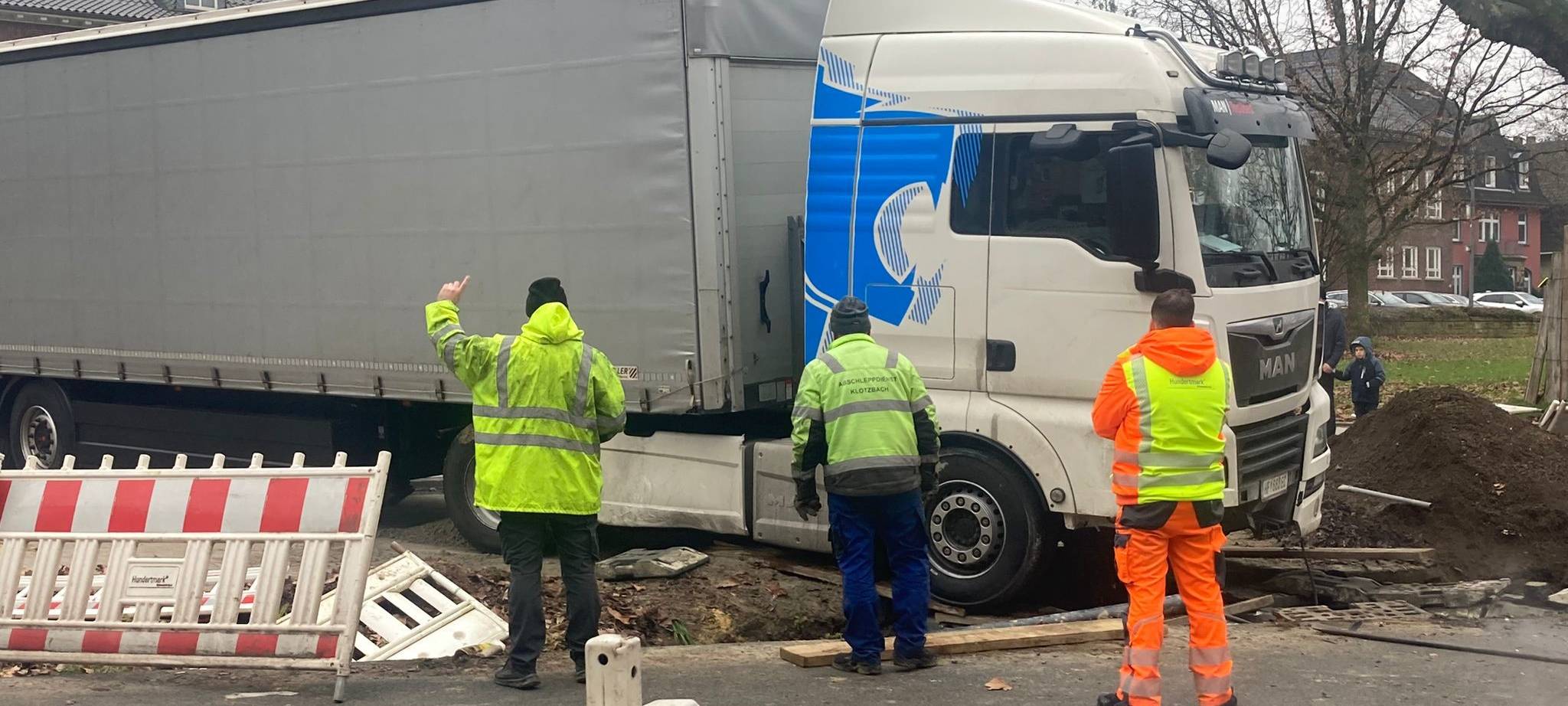 Bochumer Königsallee: Staus nach LKW-Unfall