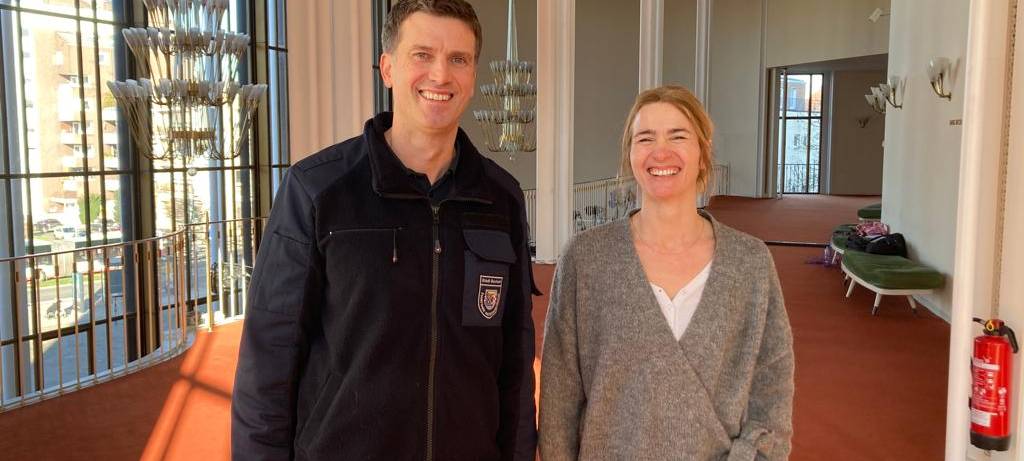 Danni Rösner mit Feuerwehrchef Simon Heußen