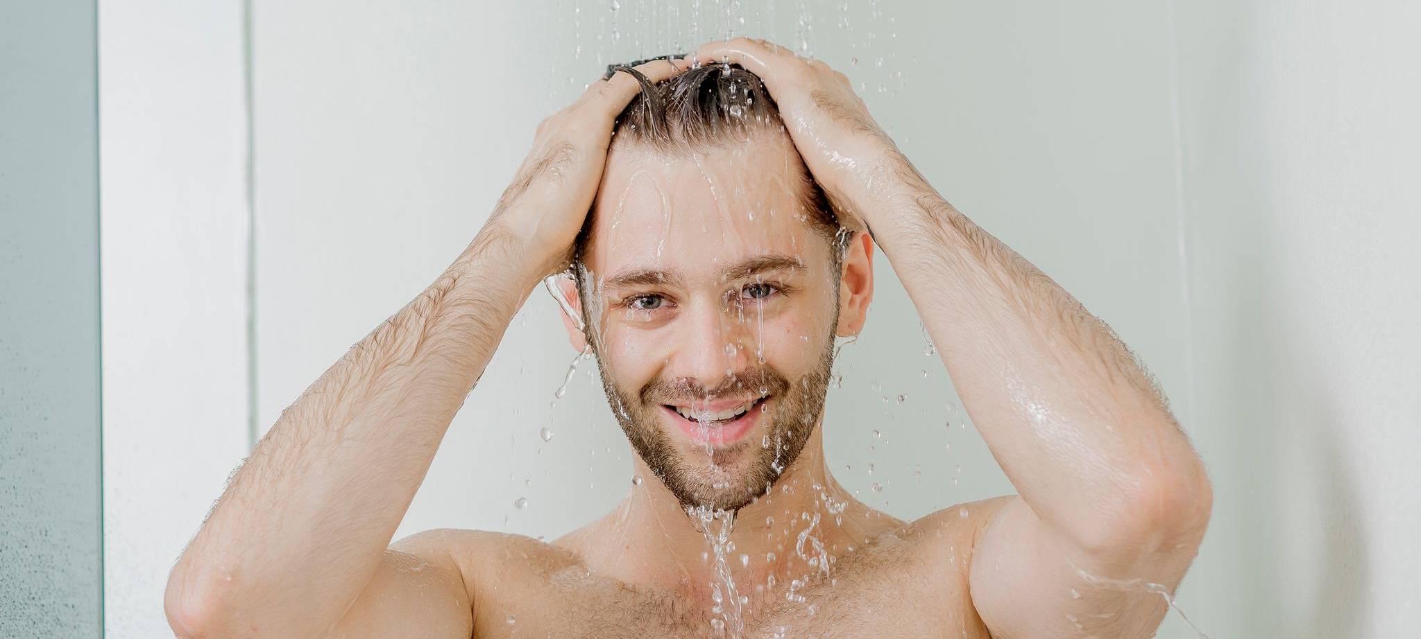 Duschen statt Baden kann enorm Wasser sparen.