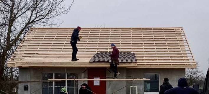 Ein kleines Haus, das in Bau ist. Es ist das kleine Krankenhaus der Gesellschaft Bochum-Donezk