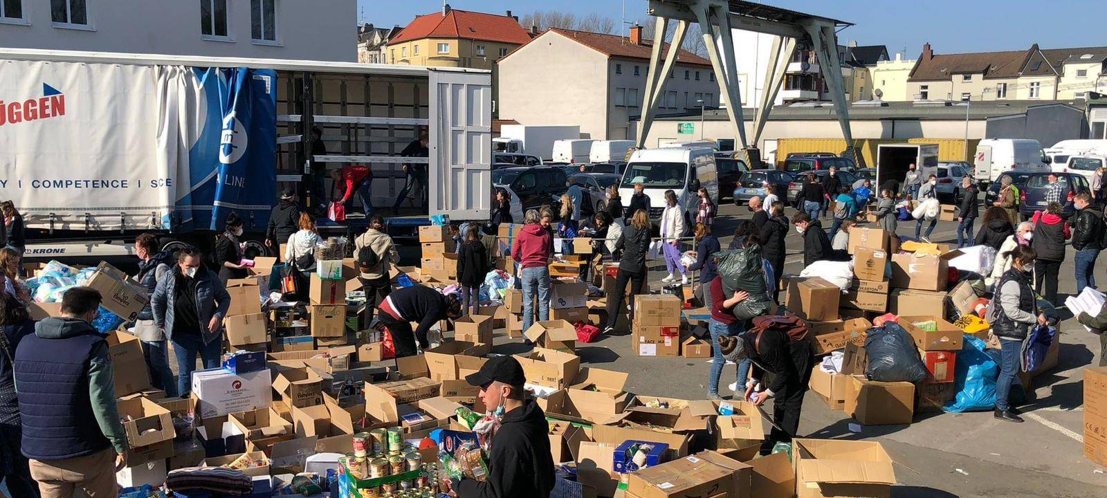 Viele Menschen im Innenhof der Gesellschaft Bochum-Donezk, die Kartons packen.