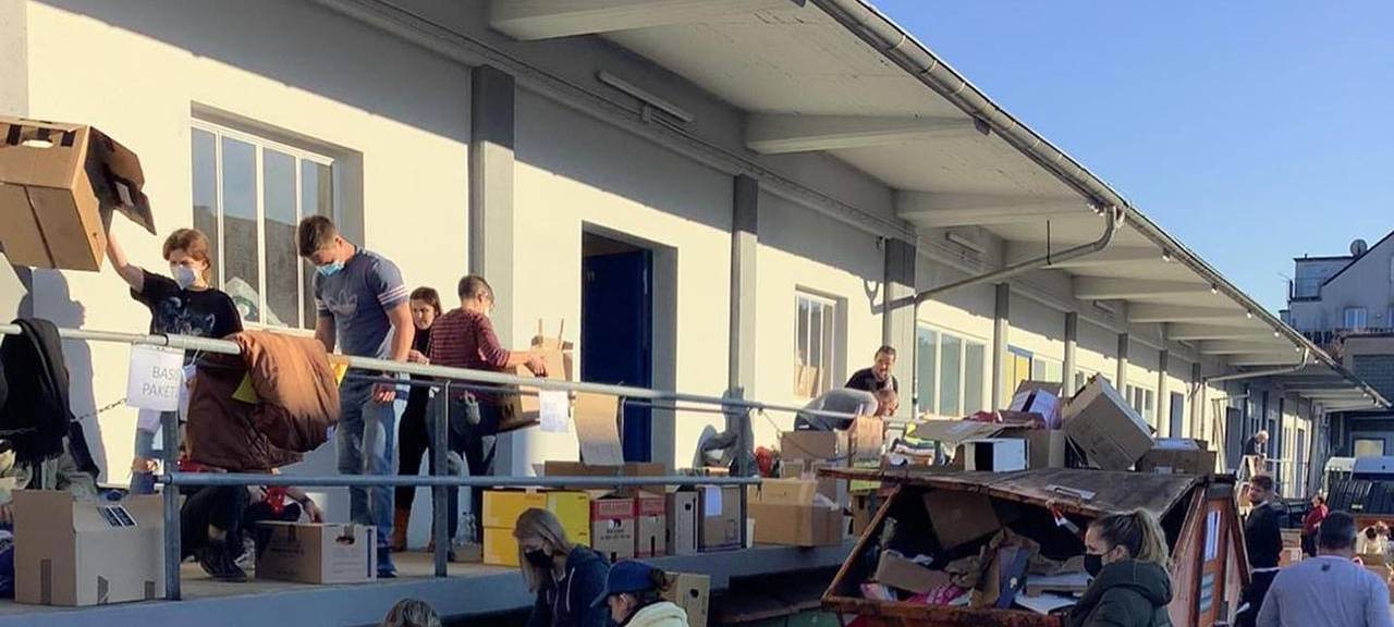 Ladestation der Gesellschaft-Bochum Donezk: Menschen beladen und sortieren die Kartons