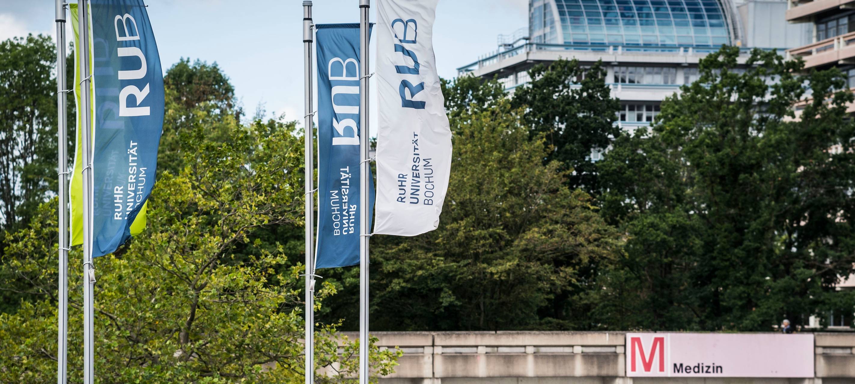 Mann geht über den leeren Campus der RUB