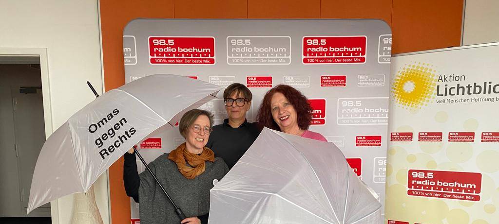 Bettina und Lydia von den Omas gegen Rechts und Moderatorin Katja Leistenschneider