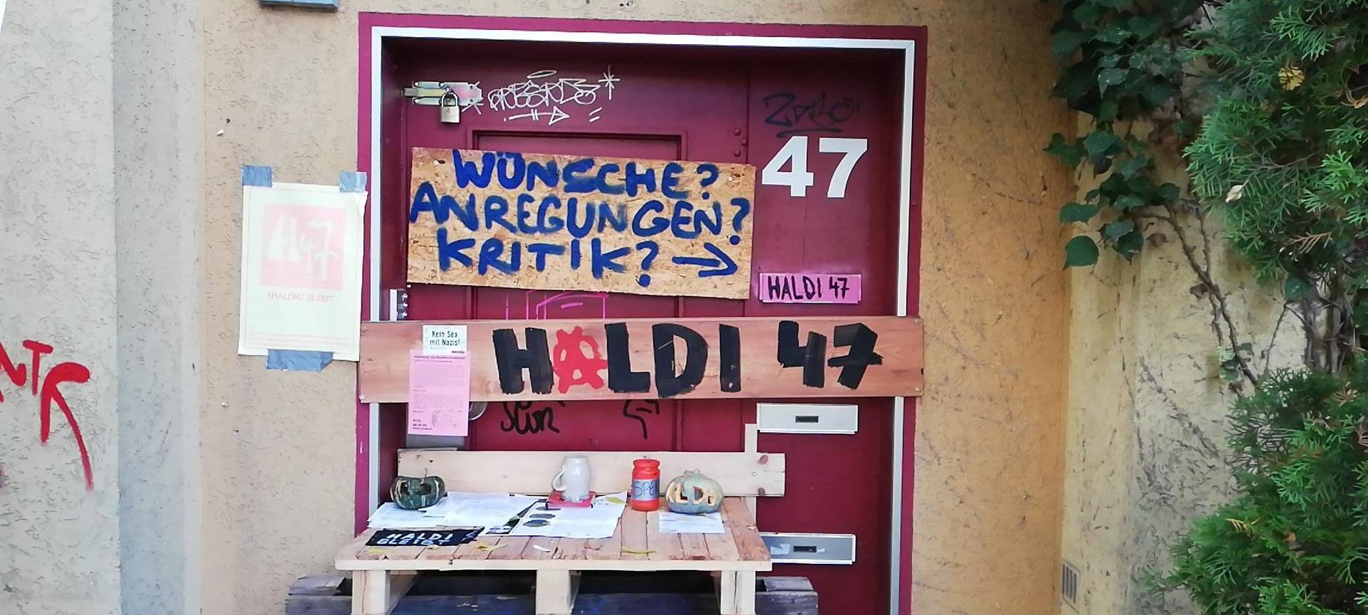 Bunter Briefkasten am besetzen Haus in der Haldenstraße in Bochum-Hamme