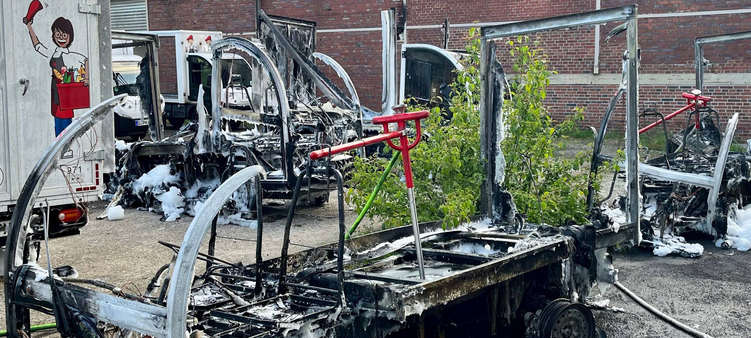 Fahrzeugbrand in Bochumer Lagerhalle.