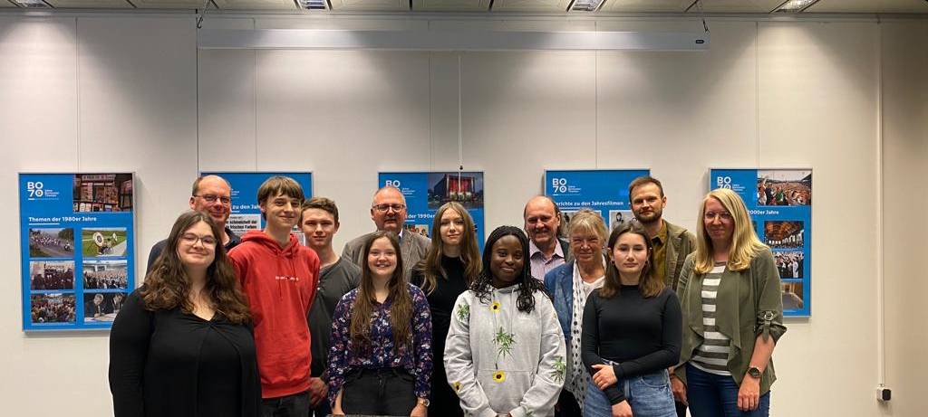 Bochumer Schüler*innen nehmen Gedenktafel in Empfang