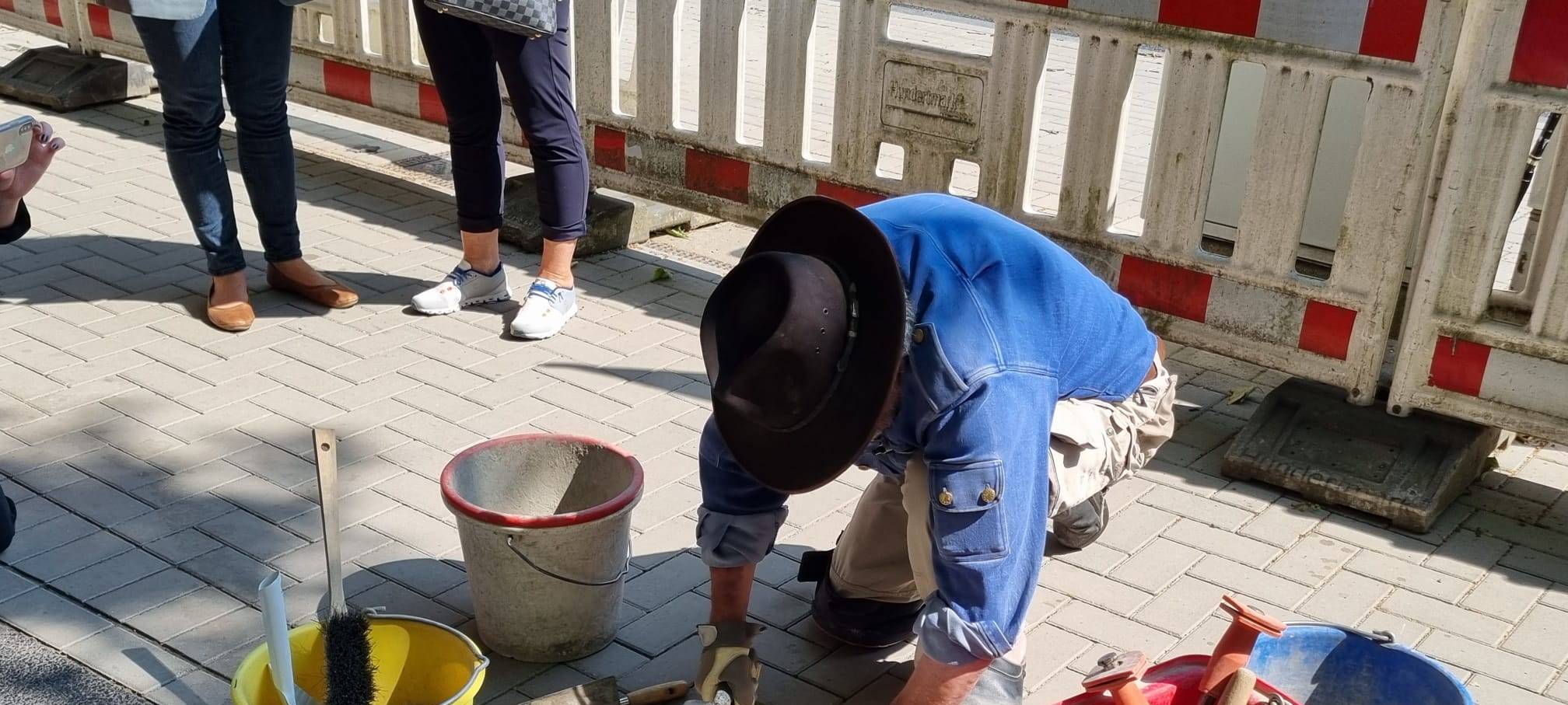 Gunter Demnig verlegt Stolpersteine in Bochum.